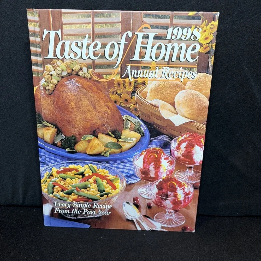 Lot of 4 TASTE OF HOME‎ ANNUAL RECIPES Cookbooks - 1997, 1998, 1999, And 2000